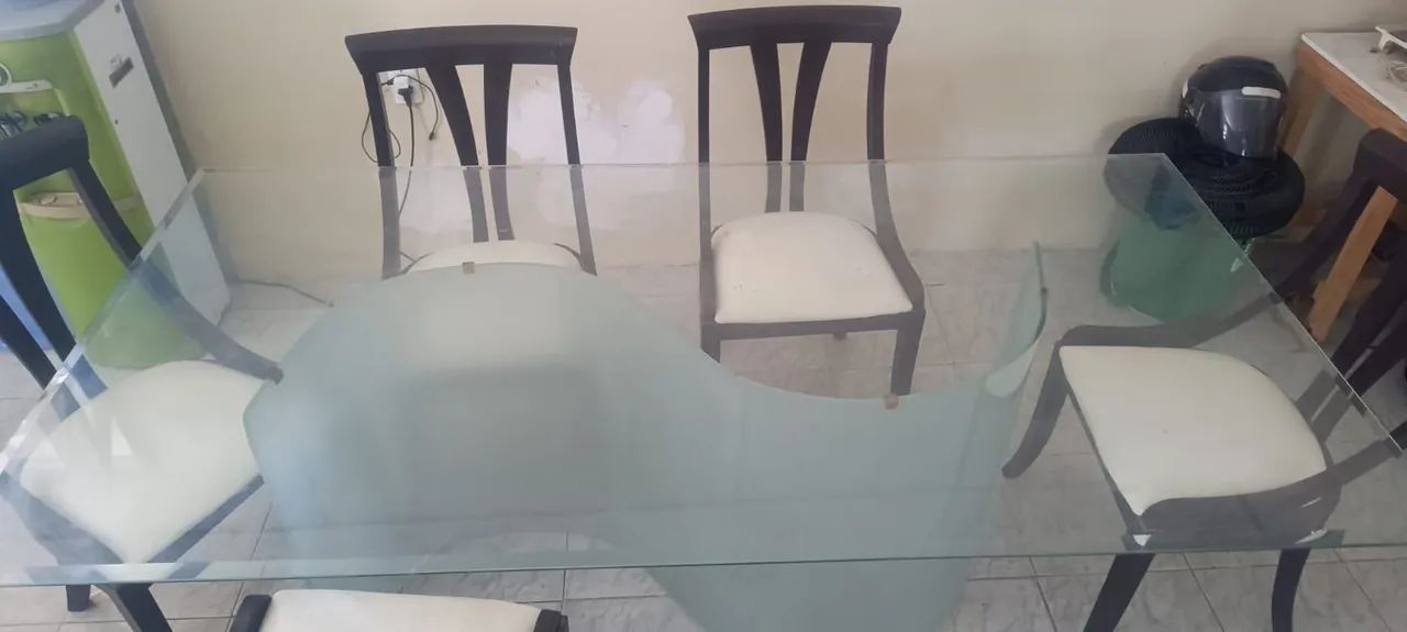 Vendo uma mesa toda em vidro com 6 cadeiras. WhatsApp * - Foto 3