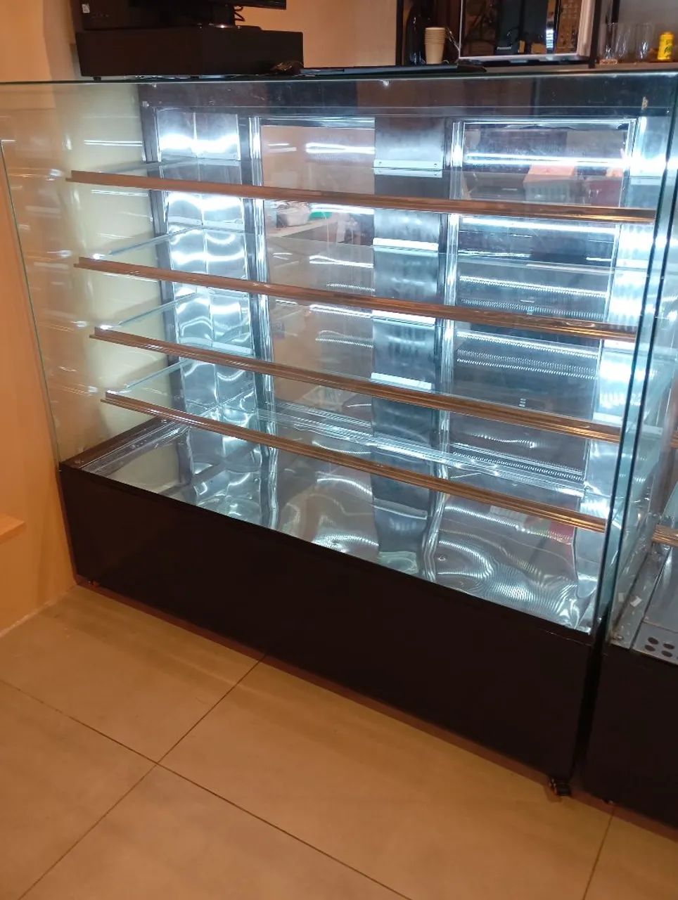 Vitrine seca com iluminação 