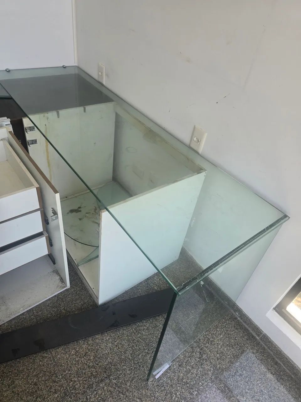 Balcao de vidro com base