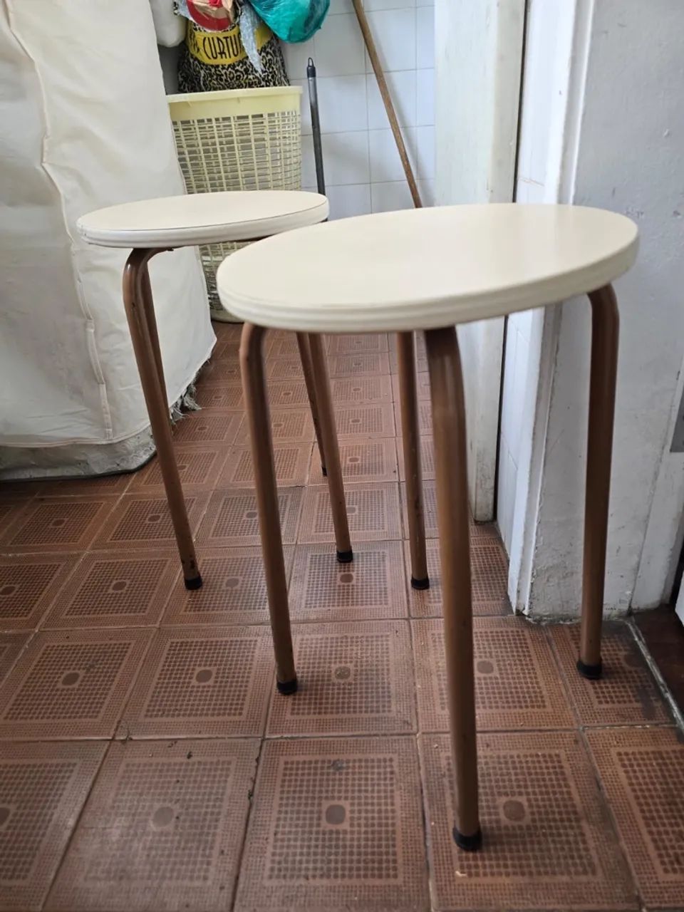 Mesa em fórmica branca + 2 bancos - Foto 5