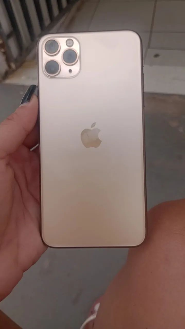 iPhone 11 Pro Max - Super Conservado e Funcionando Perfeitamente.