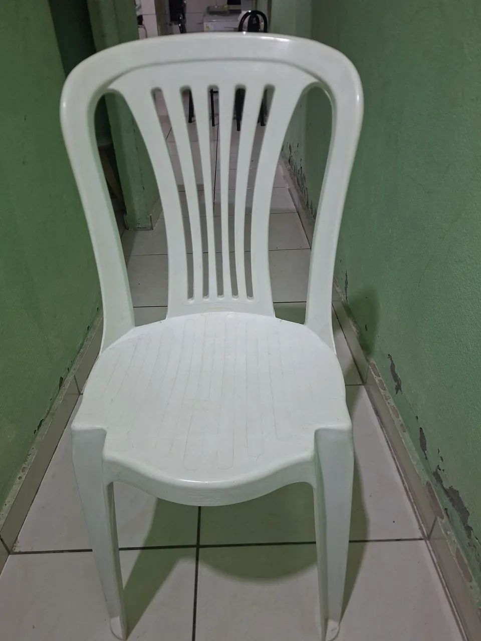 Lote com 50 cadeiras de plástico 