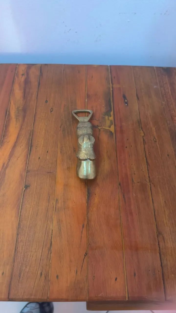 Abridor de Garrafas Antigo em Bronze Maciço com Cabo Esculpido - Foto 2