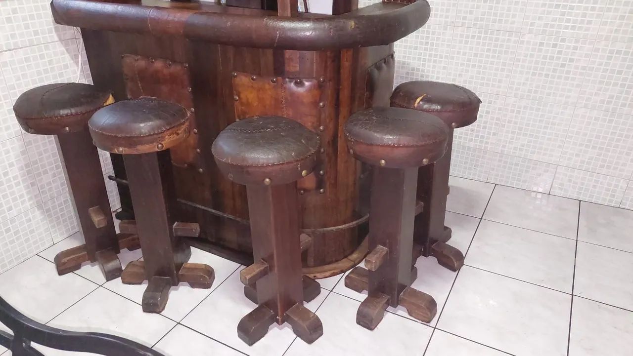 Bar de Madeira Maciça Imbuía + 5 bancos acento de couro. + de 45 anos. - Foto 3