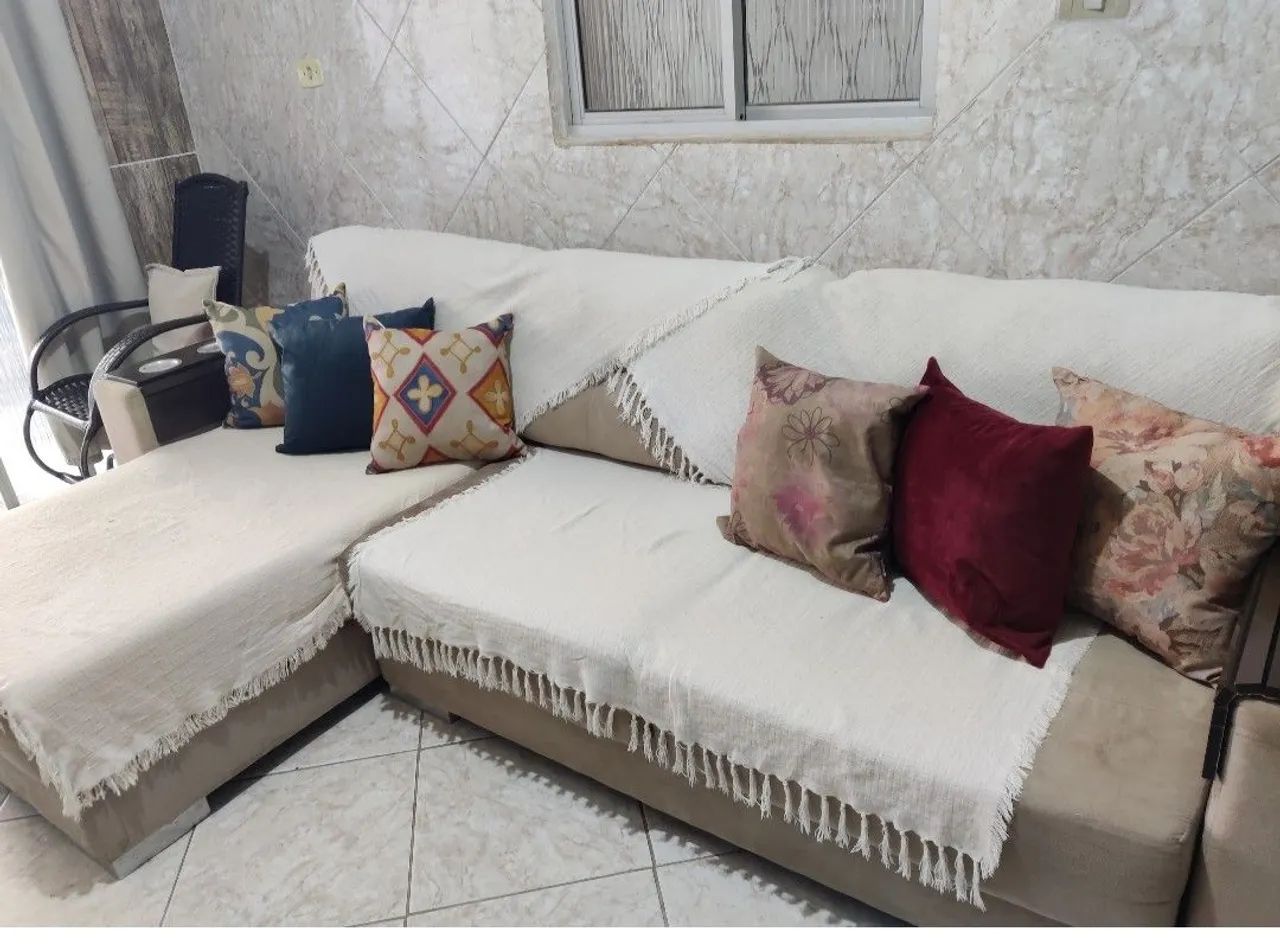 Sofá chaise fixa e retrátil . 4 lugares confortável 