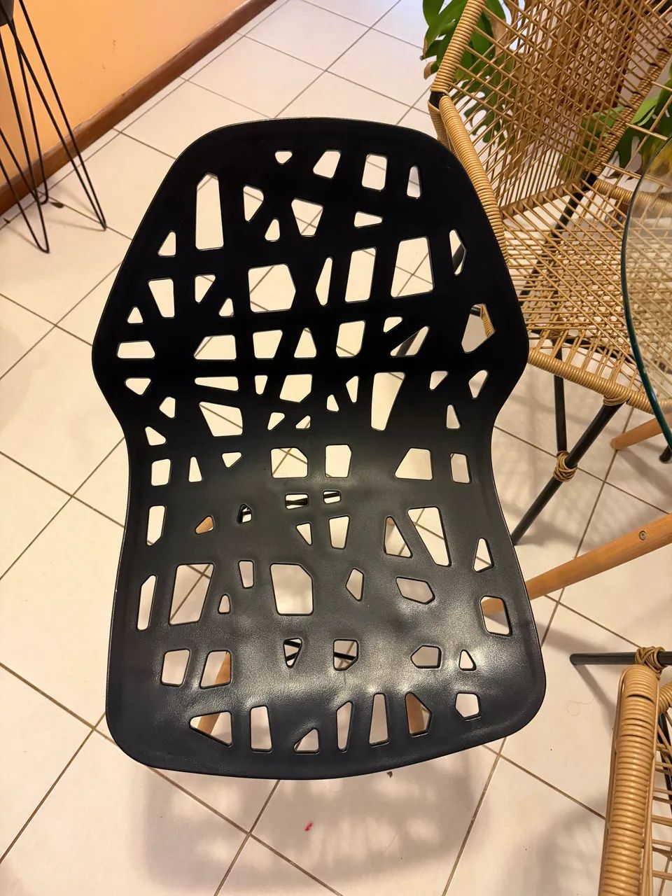 Conjunto 4 Cadeiras Modernas - 2 Eames + 2 em Fibra - Foto 2
