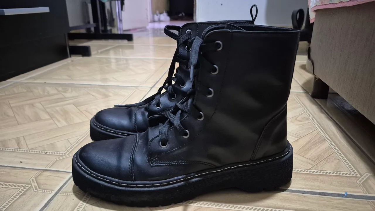 Bota com cadarço preta, confortável. Usada 1 vez - Foto 2