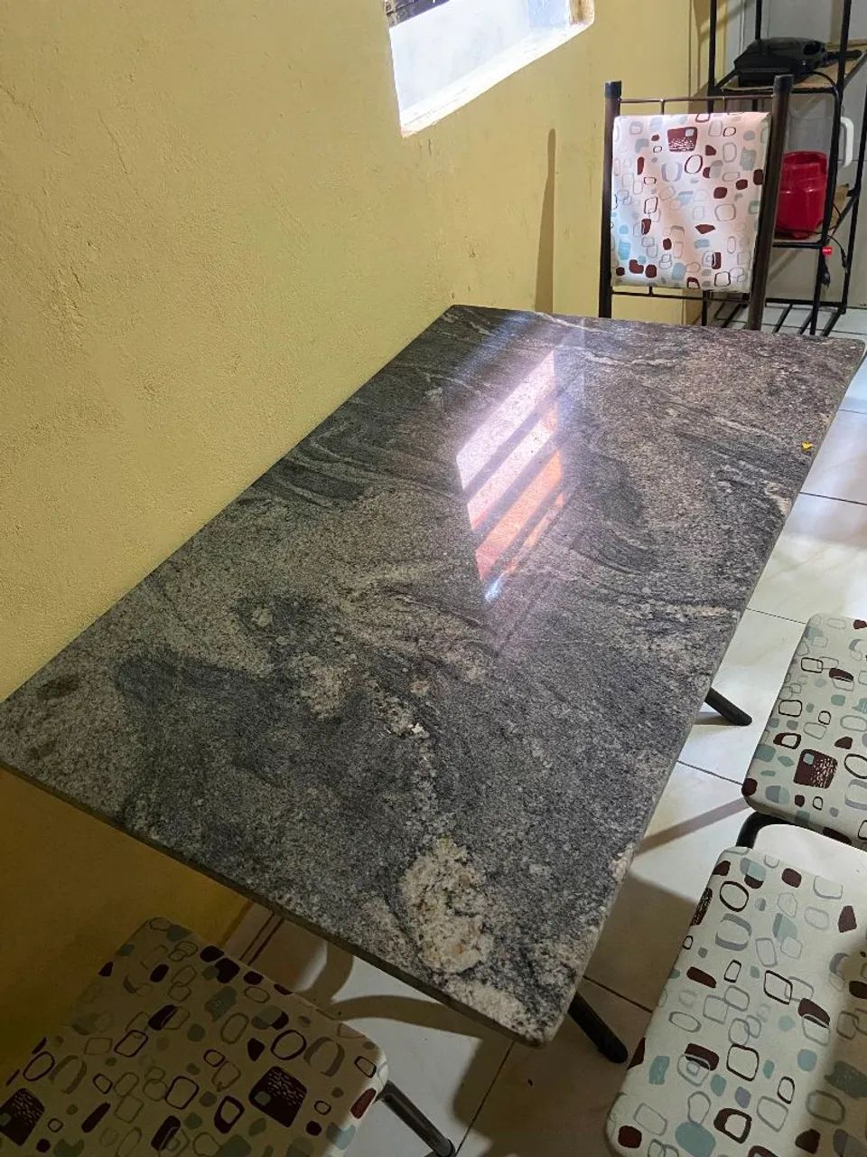 Mesa com 4 cadeiras nova