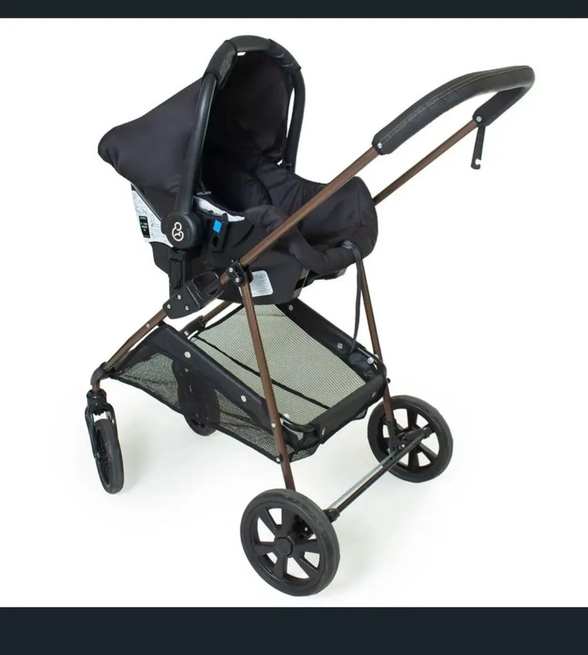 Carrinho de bebê com bebê conforto 