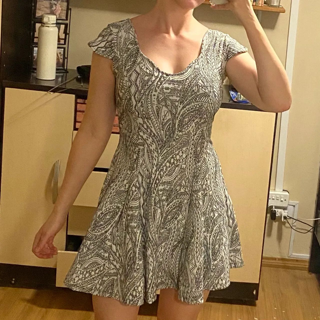 Vestido curto branco e preto estampado