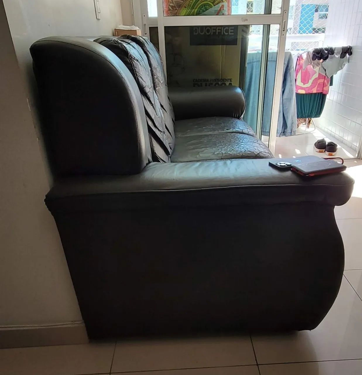 Sofá preto 3 lugares  - Foto 4