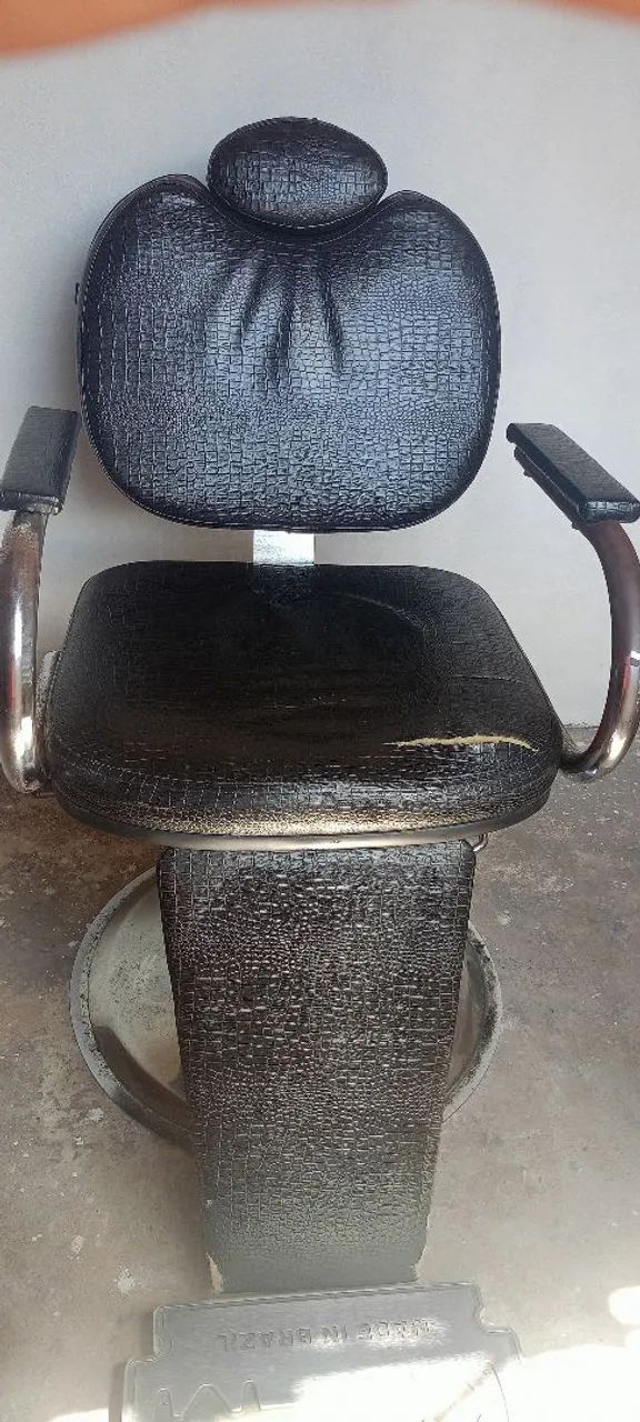 Vendo Cadeira de Barbeiro Darus. Aceito ofertas