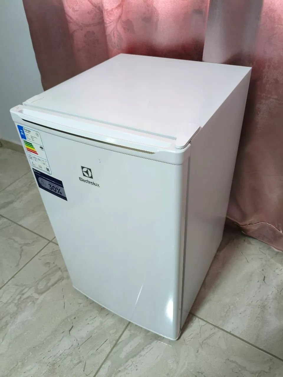 Frigobar Eletrolux 122litros seminovo com luz interna. - Foto 3