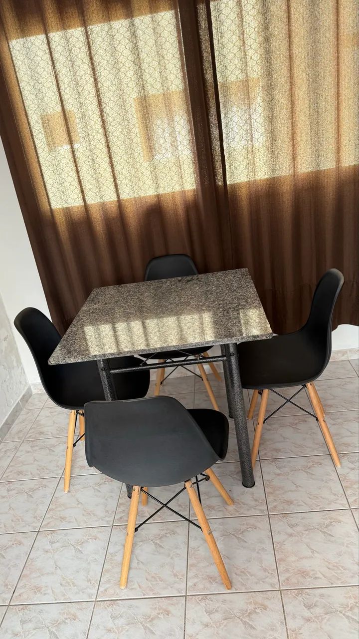 Mesa de mármore com 4 cadeiras Hermes pretas  - Foto 3