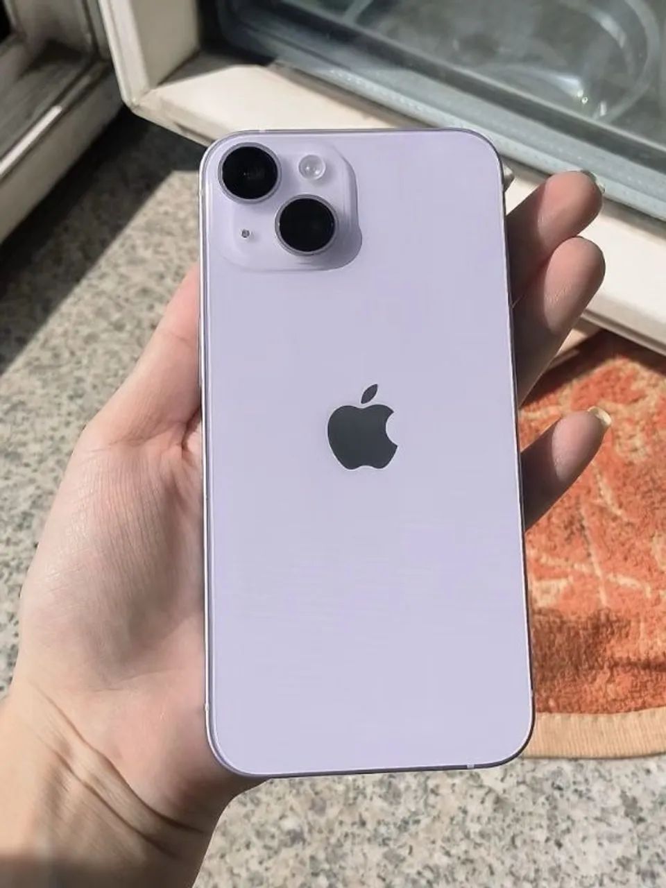 Vende-Se iPhone 14, cor lilás sem marcas de uso