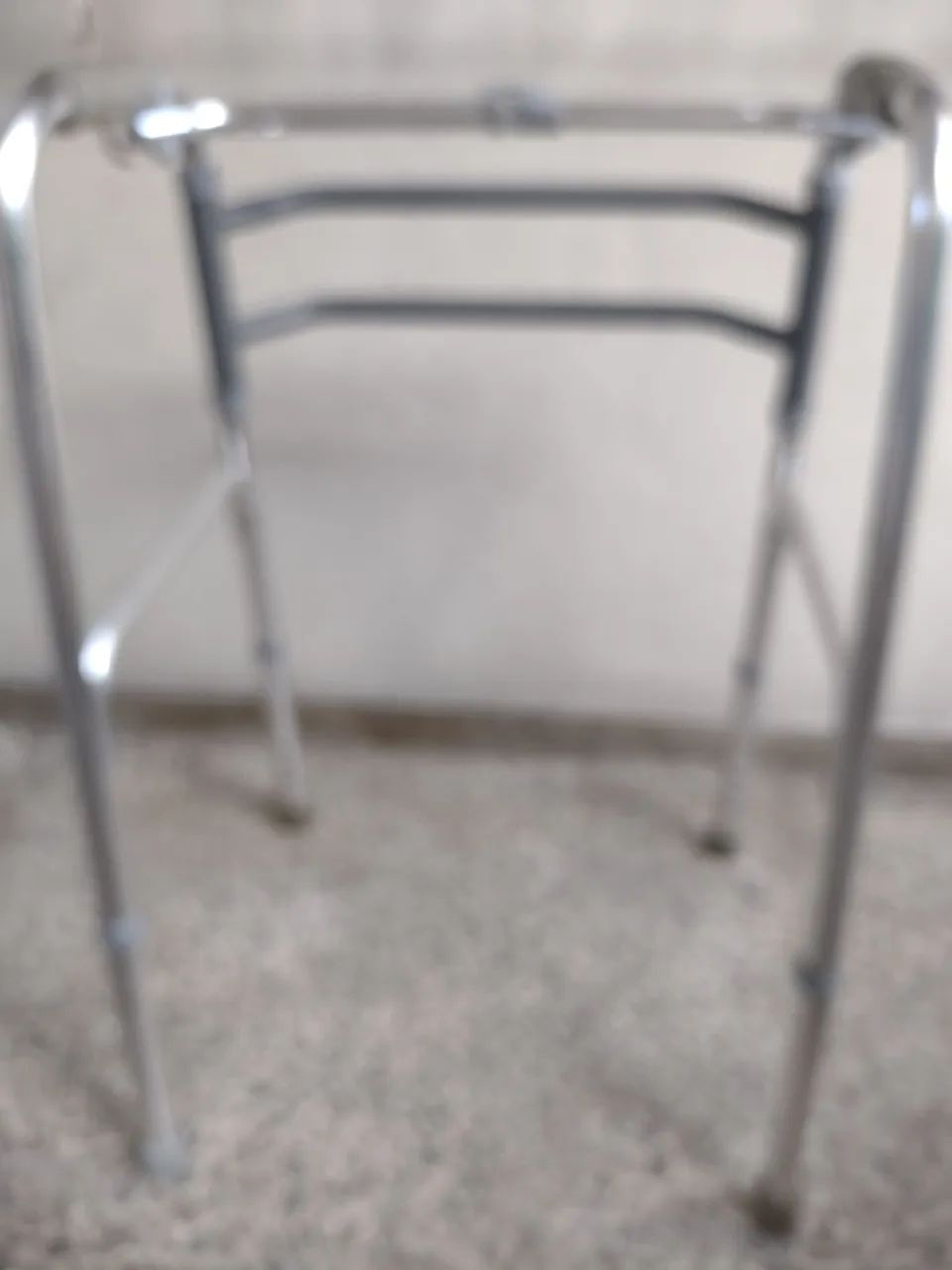 Andador para idosos de alumínio dobrável e articulado  - Foto 2