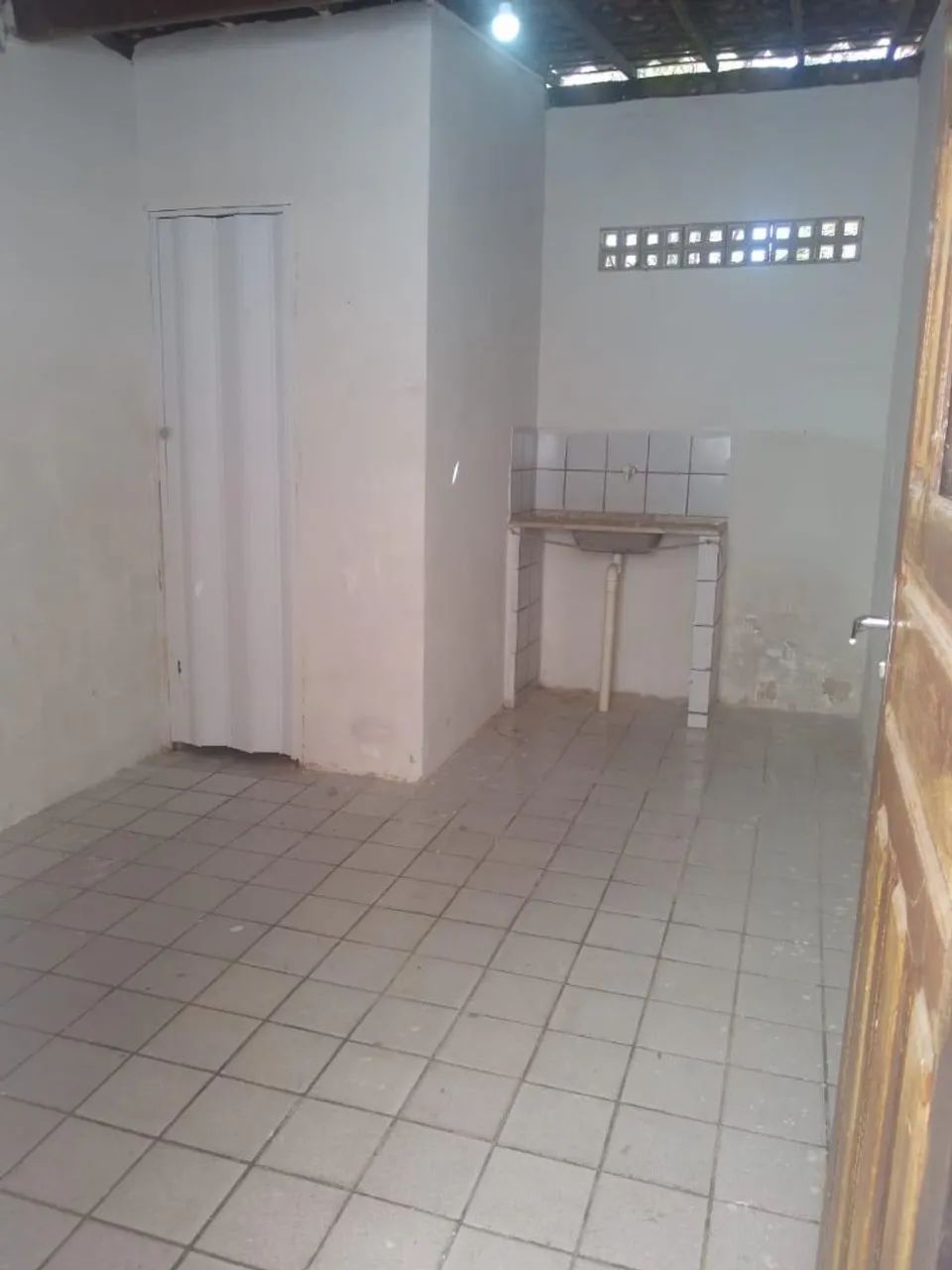 ALUGO QUITINETES ( QUARTO + WC + PIA )