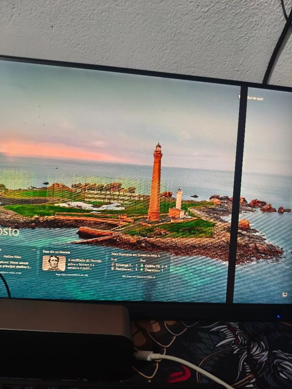 Monitor, com um defeito na tela