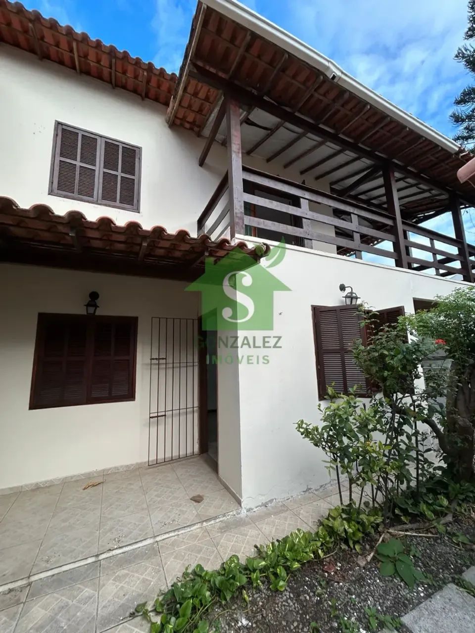 Alugo Casa Duplex 03 quartos, em Condomínio