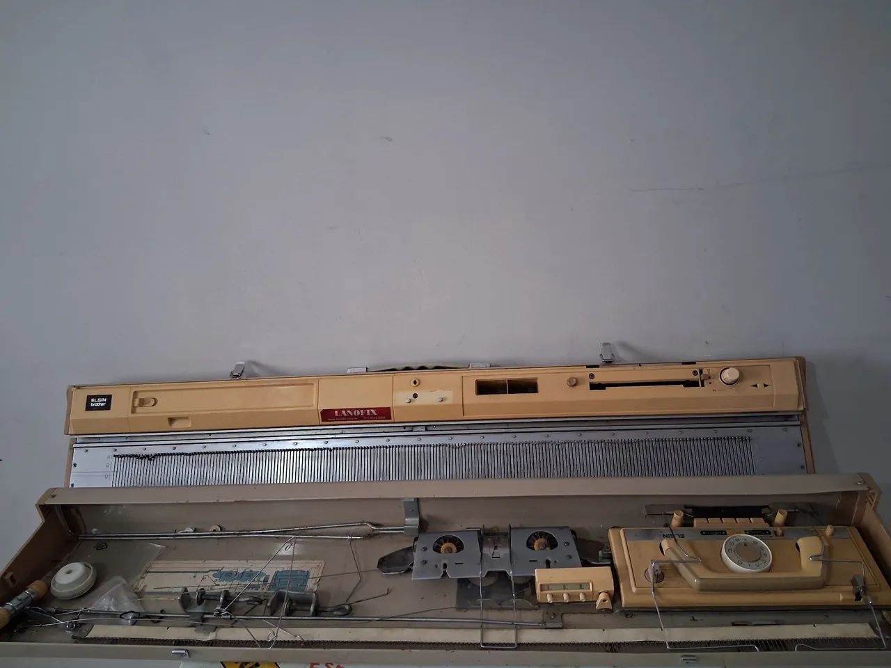 Maquina de tricô com acessórios  - Foto 5