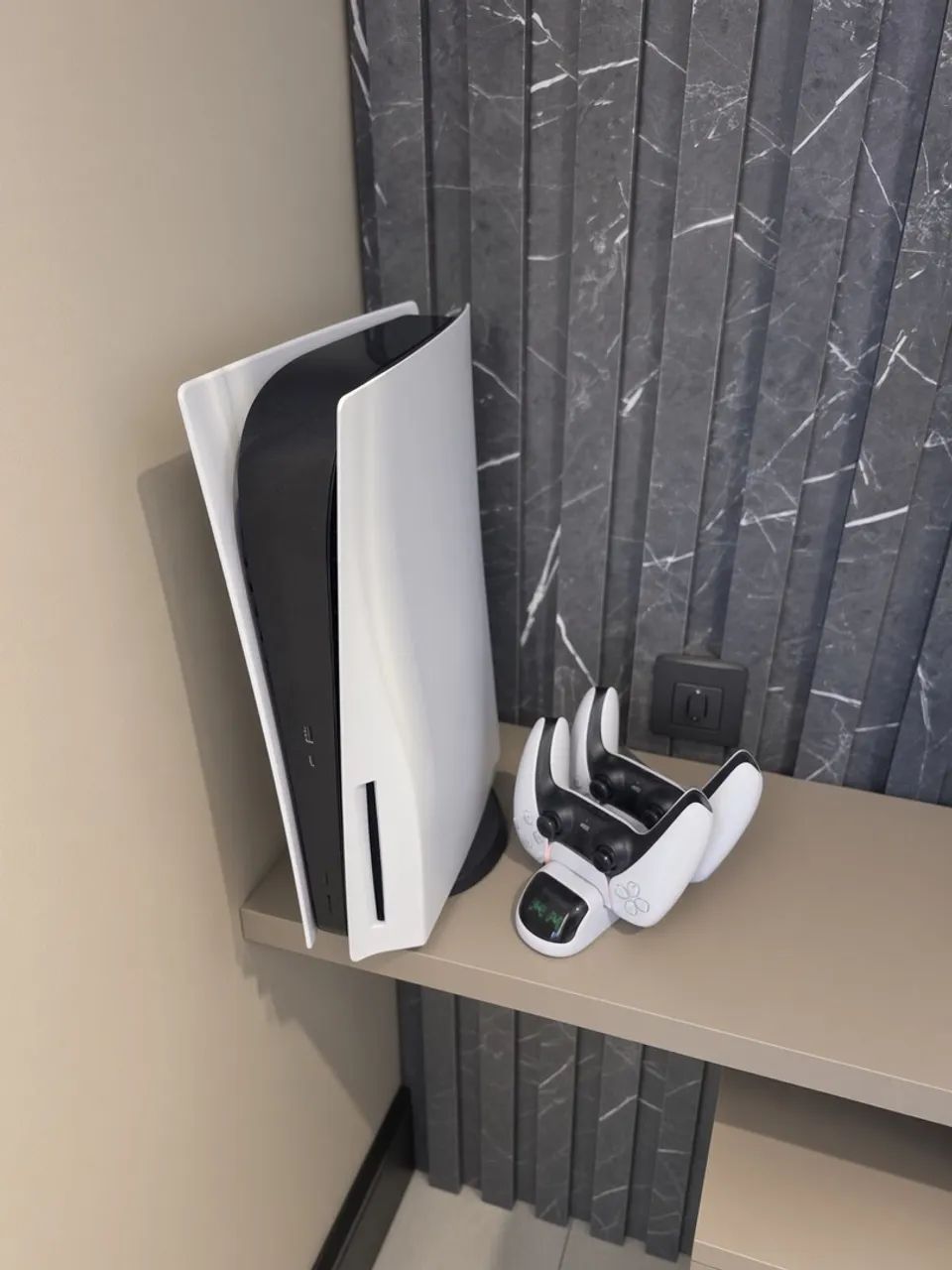 PlayStation 5 com 2 controles 