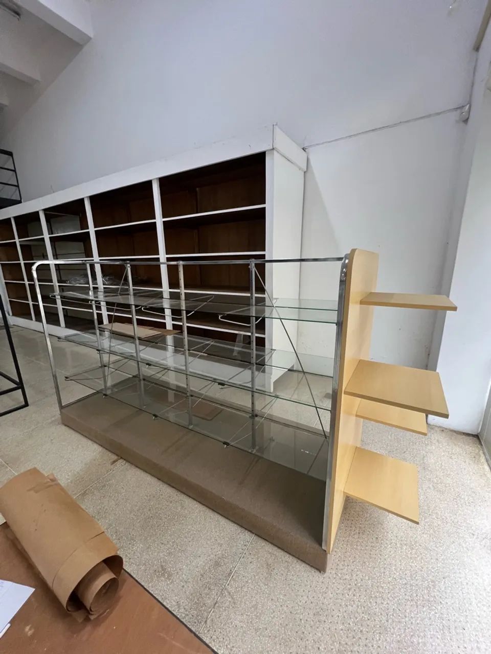 Prateleiras de Vidro com expositor em madeira  - Foto 2