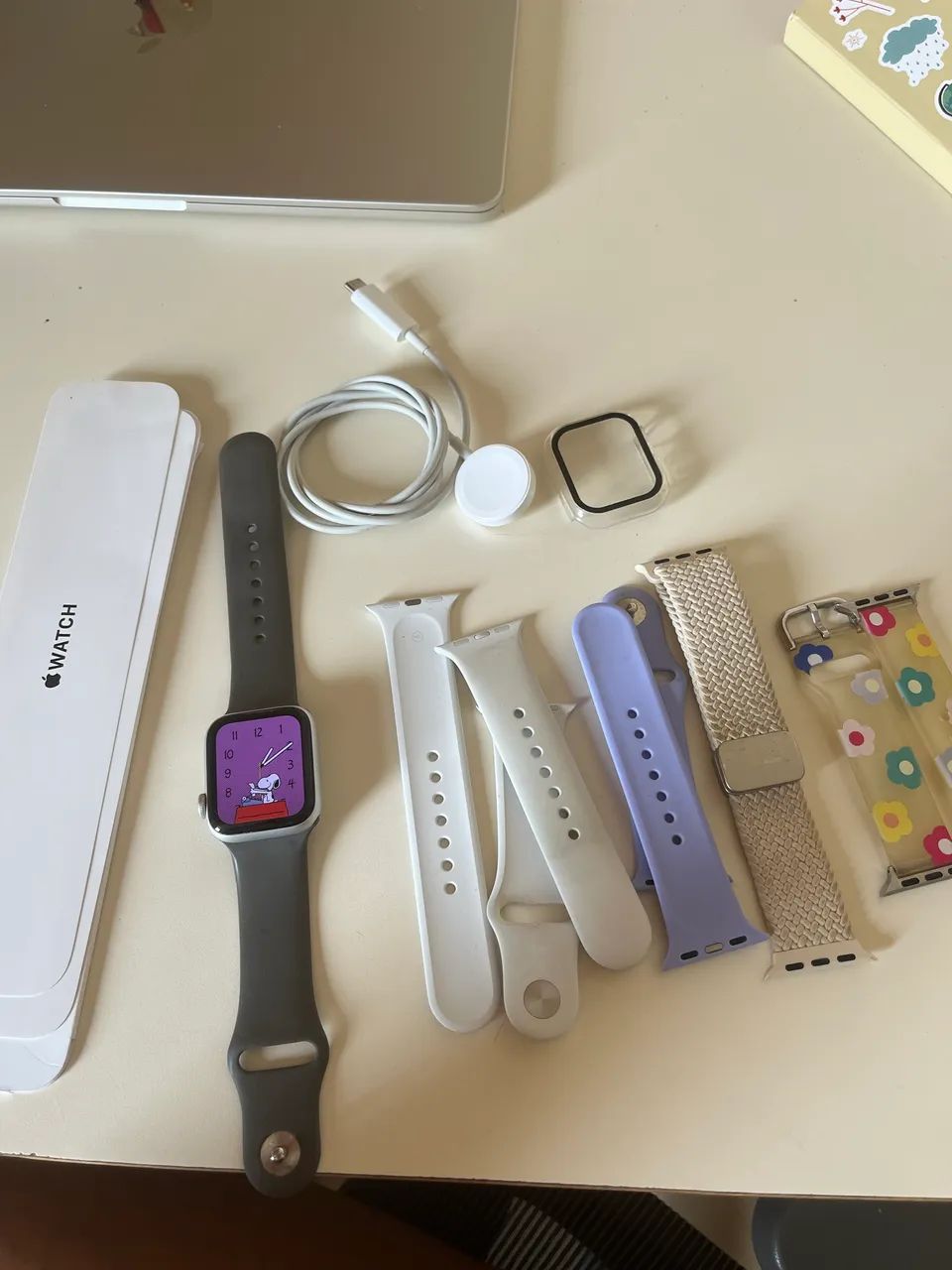 Apple Watch SE GPS 40mm com pulseiras