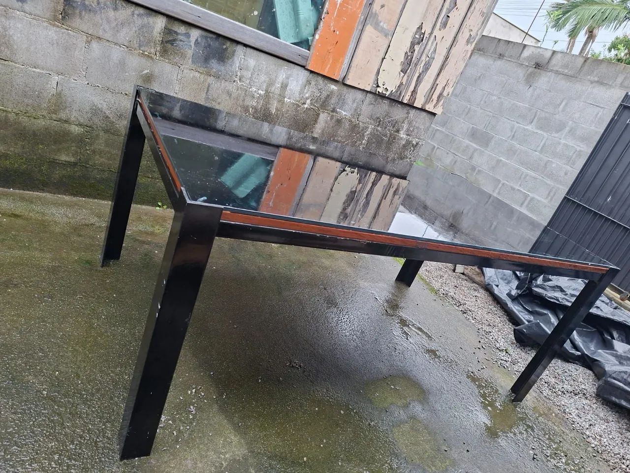 MESA COM TAMPO DE VIDRO E ESTRUTURA DE FERRO MACIÇO  - Foto 3