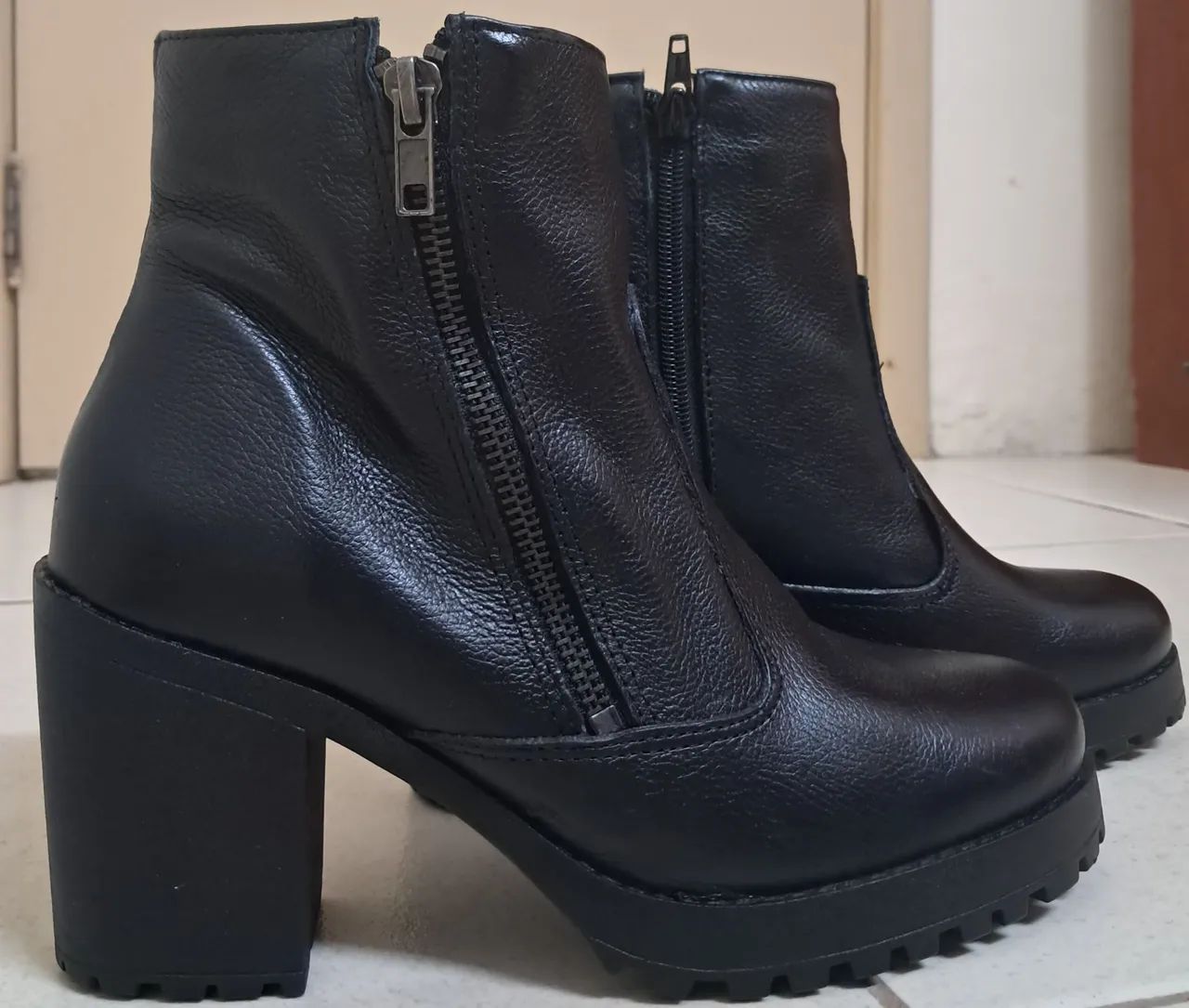 Bota coturno de couro legítimo. tamanho 36 - Foto 3