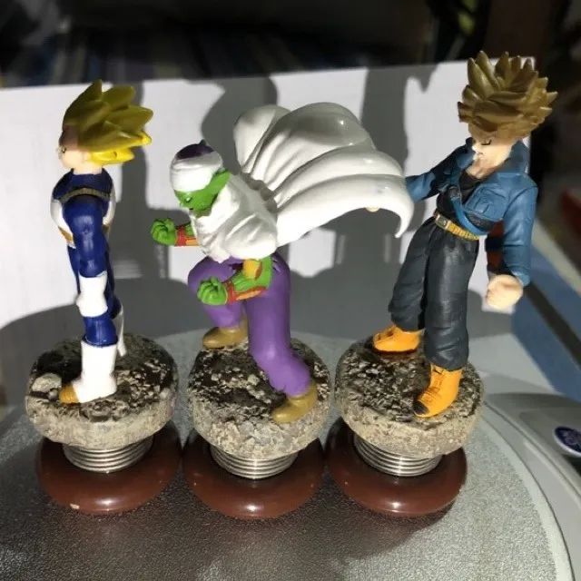 3 Figures estatuas de Dragon Ball com mola e imã na base (Vegeta, Piccolo e Trunks) - Foto 4