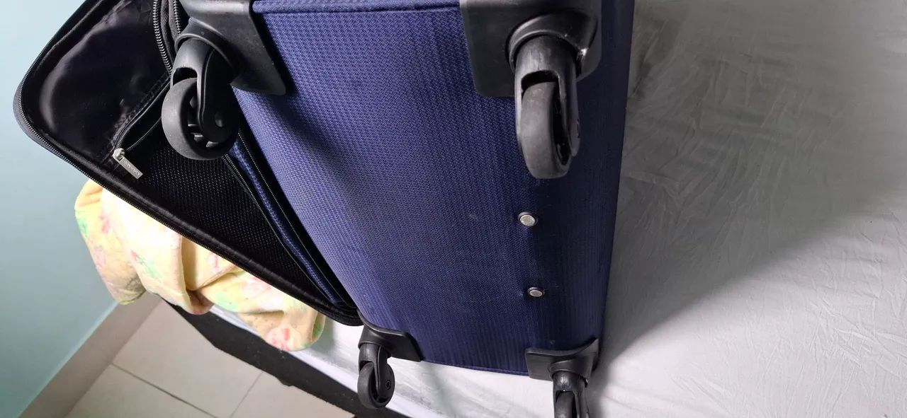 Mala Calvin Klein 23kg azul escuro - Foto 4