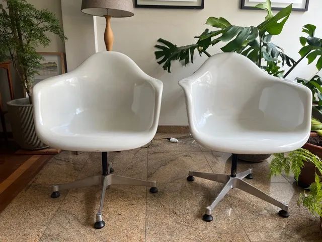 Par de Poltronas Hermann Miller por Charles Eames em Fibra de vidro Excelentes