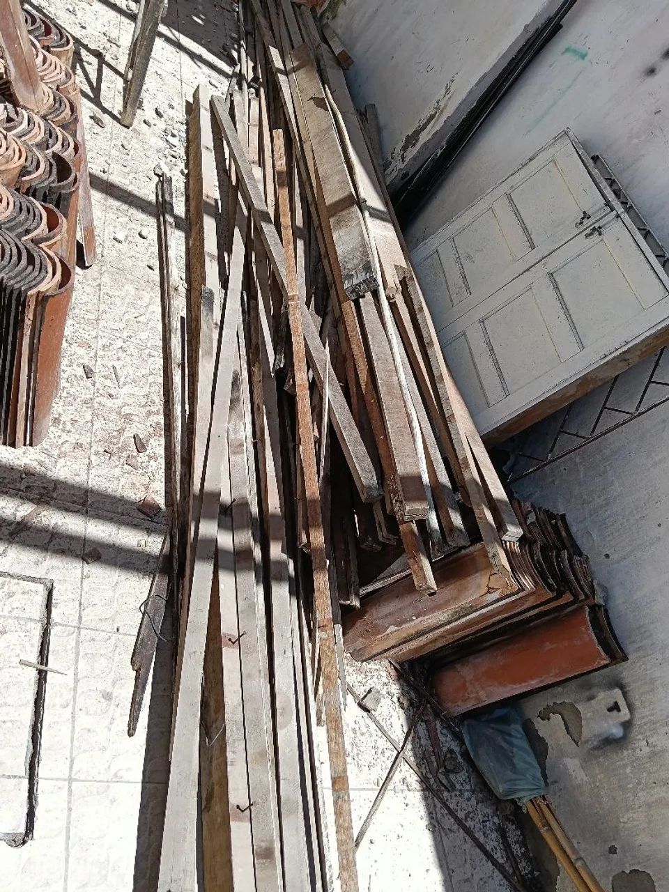 Telhas e madeiras  usadas  - Foto 4