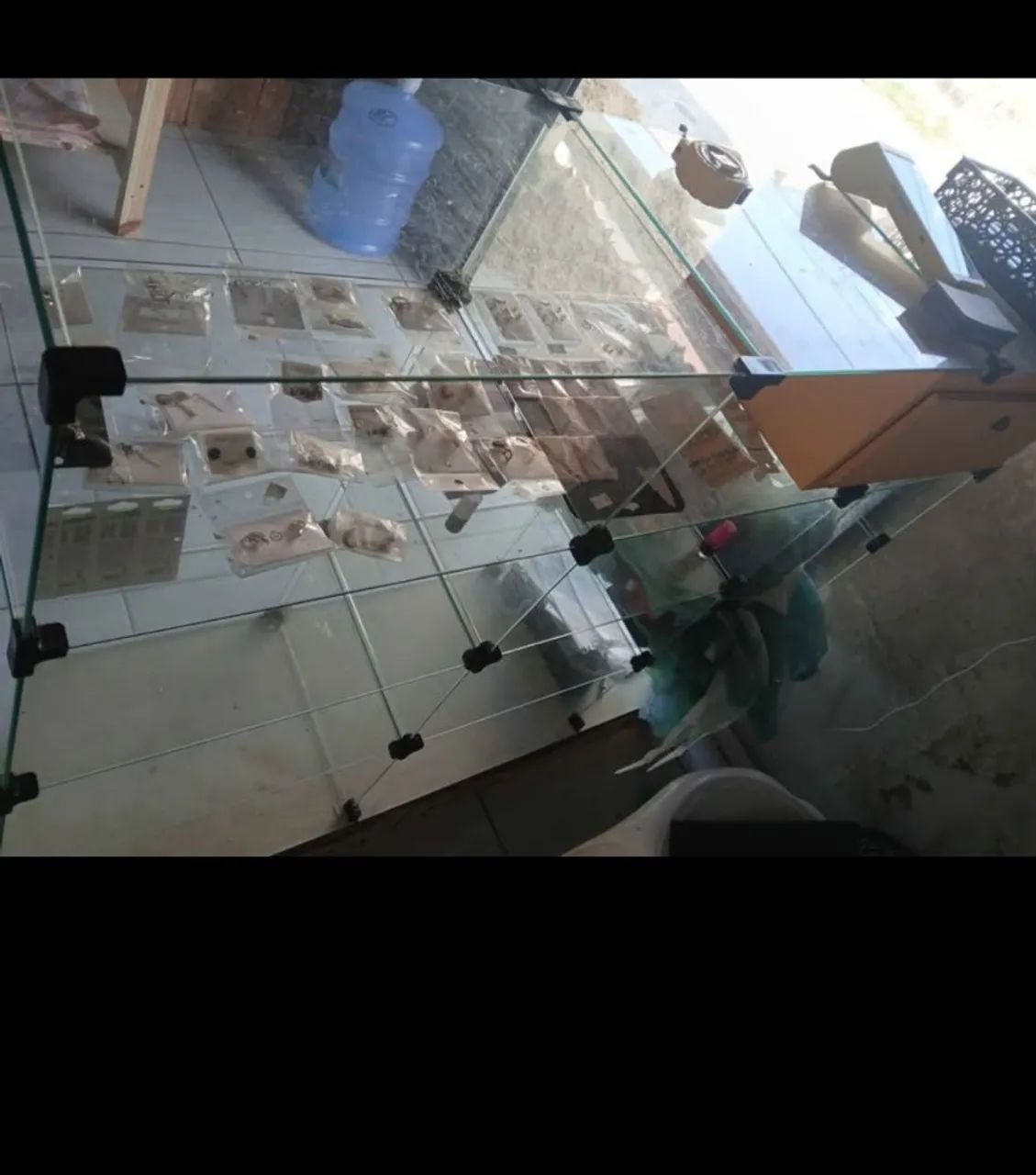Vitrine de vidro com caixa - Foto 3