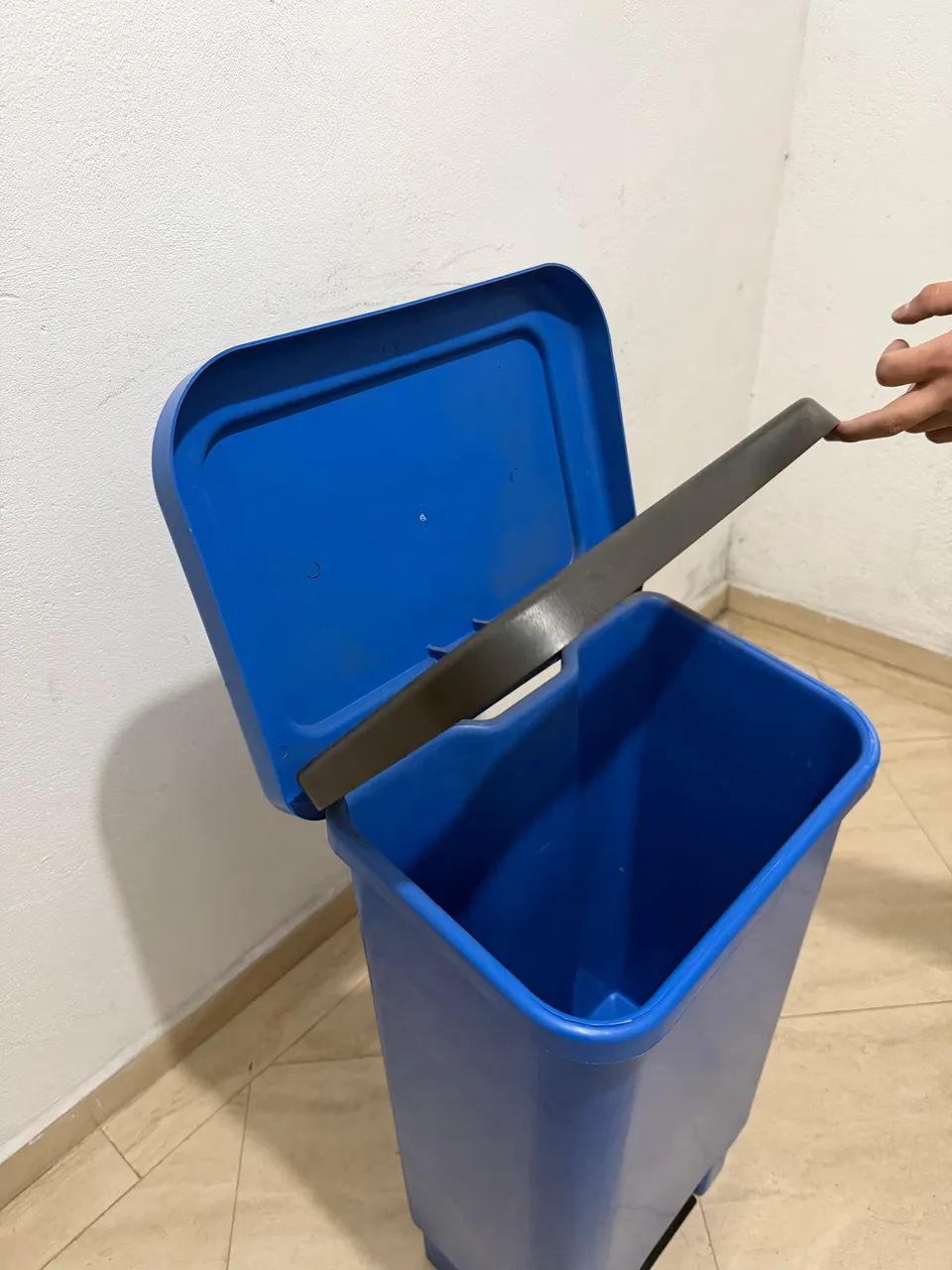 Lixeira plástica retangular 100 litros azul com pedal , 5 unidades , o preço é unitário  - Foto 2