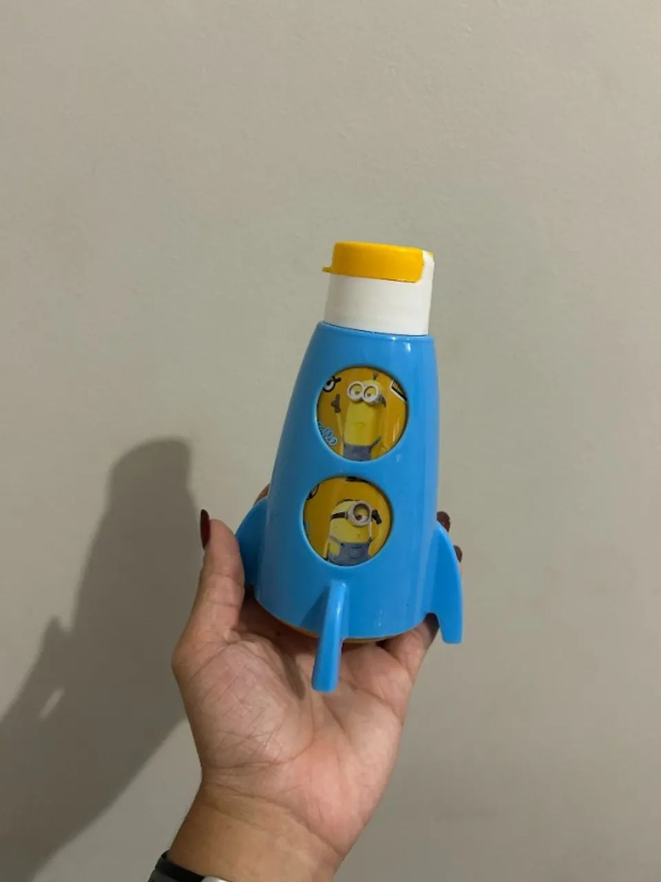 Garrafa de Plástico Com Capa Foguete 320 ml Minions - Foto 3
