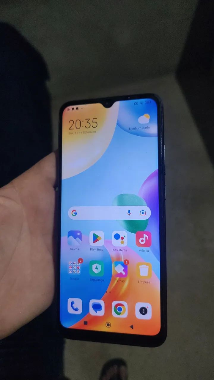 Vendo celular bem conservado..128 gigas top esse aparelho..