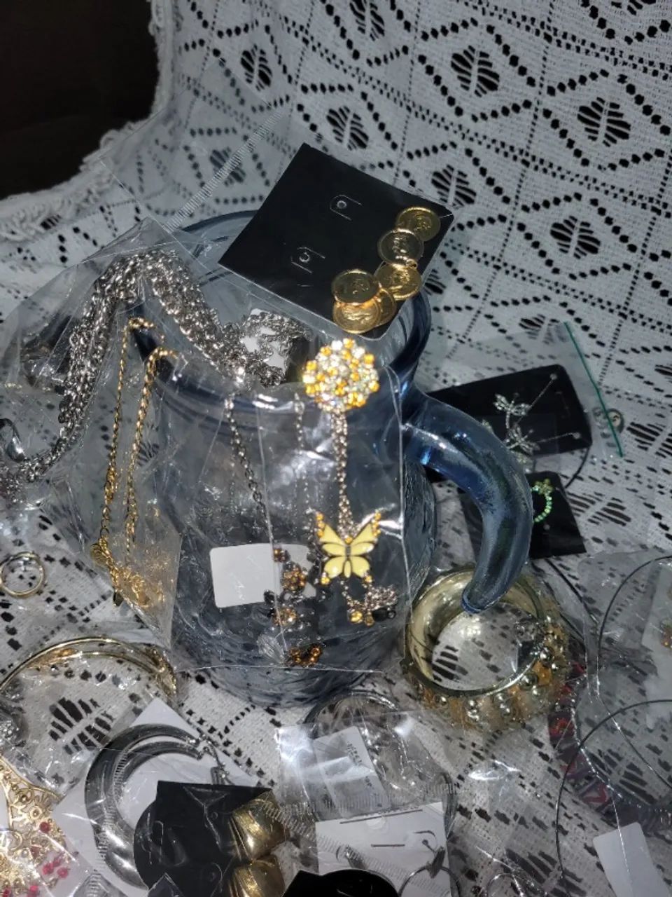 Jarra de vidro com 60 bijuterias misteriosa  - Foto 5