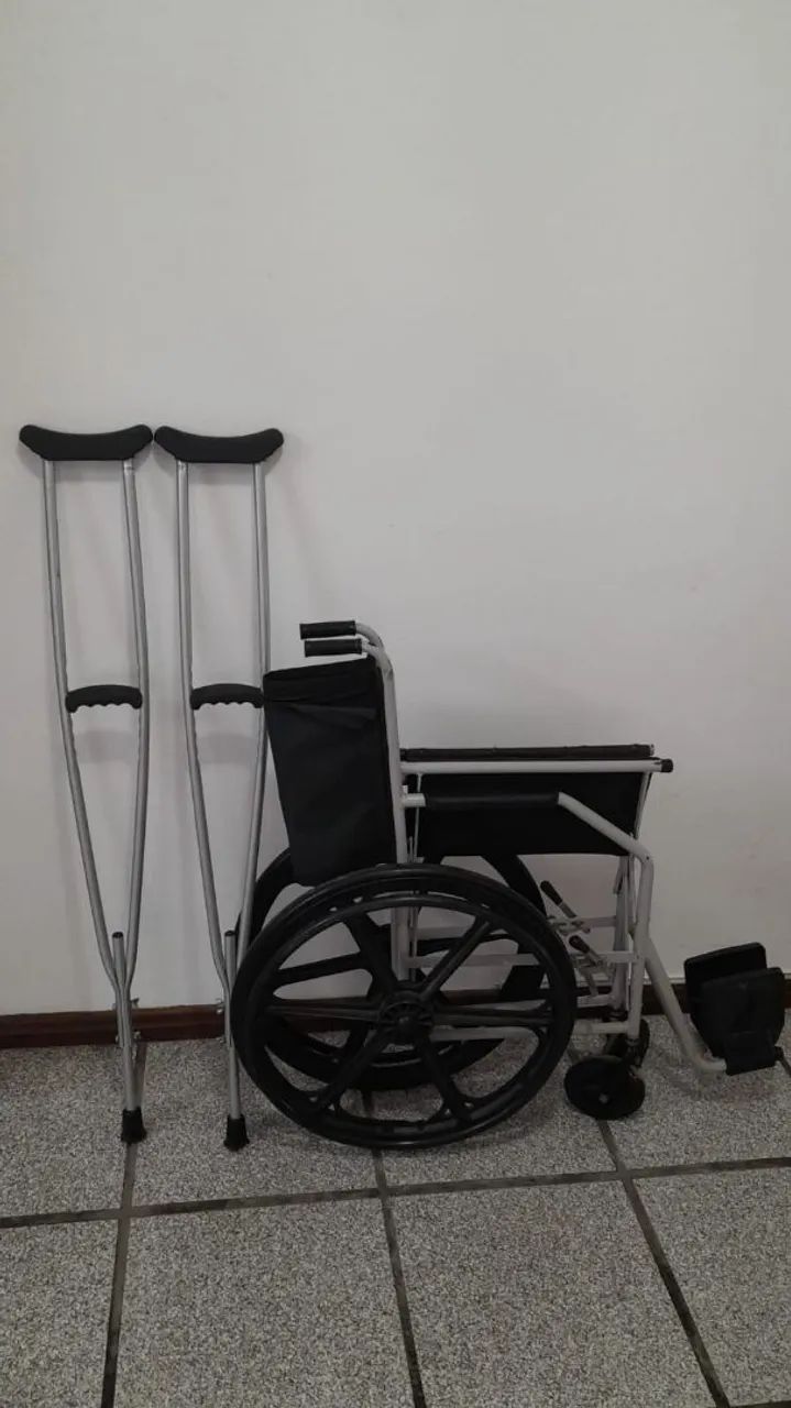 Cadeira de rodas dobrável / Par de Muletas - Foto 3