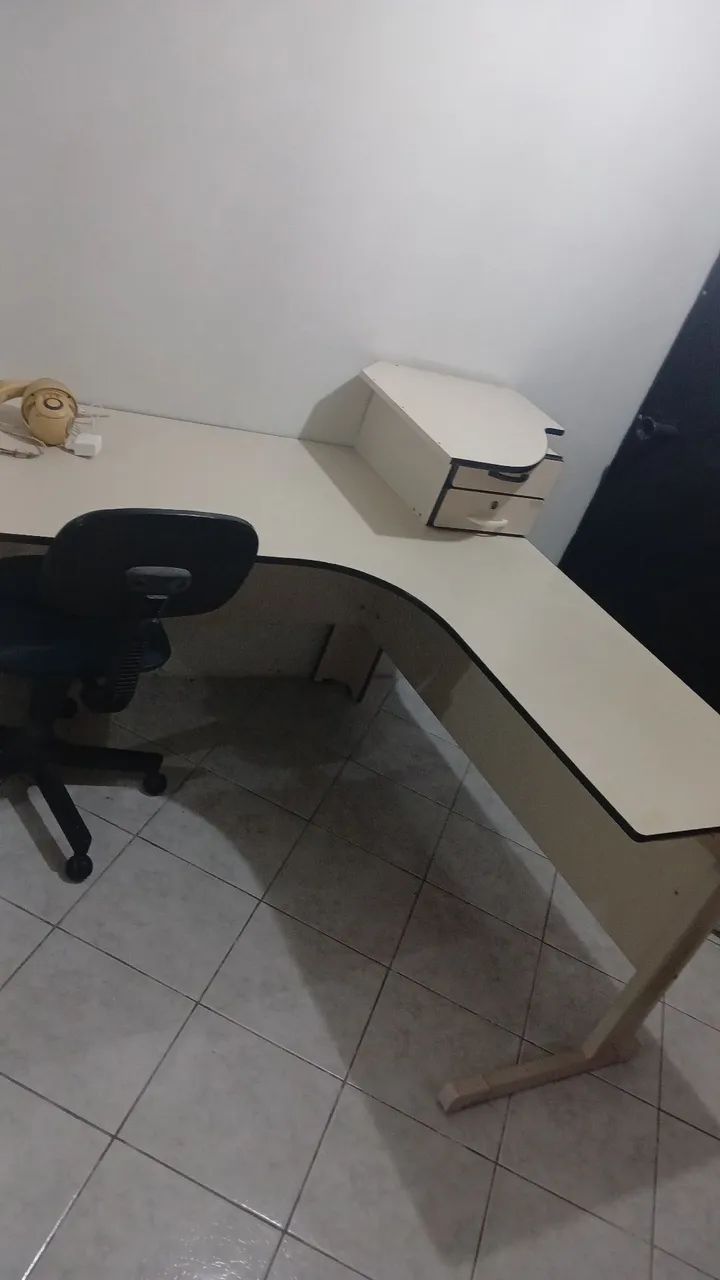 Mesa e armário 