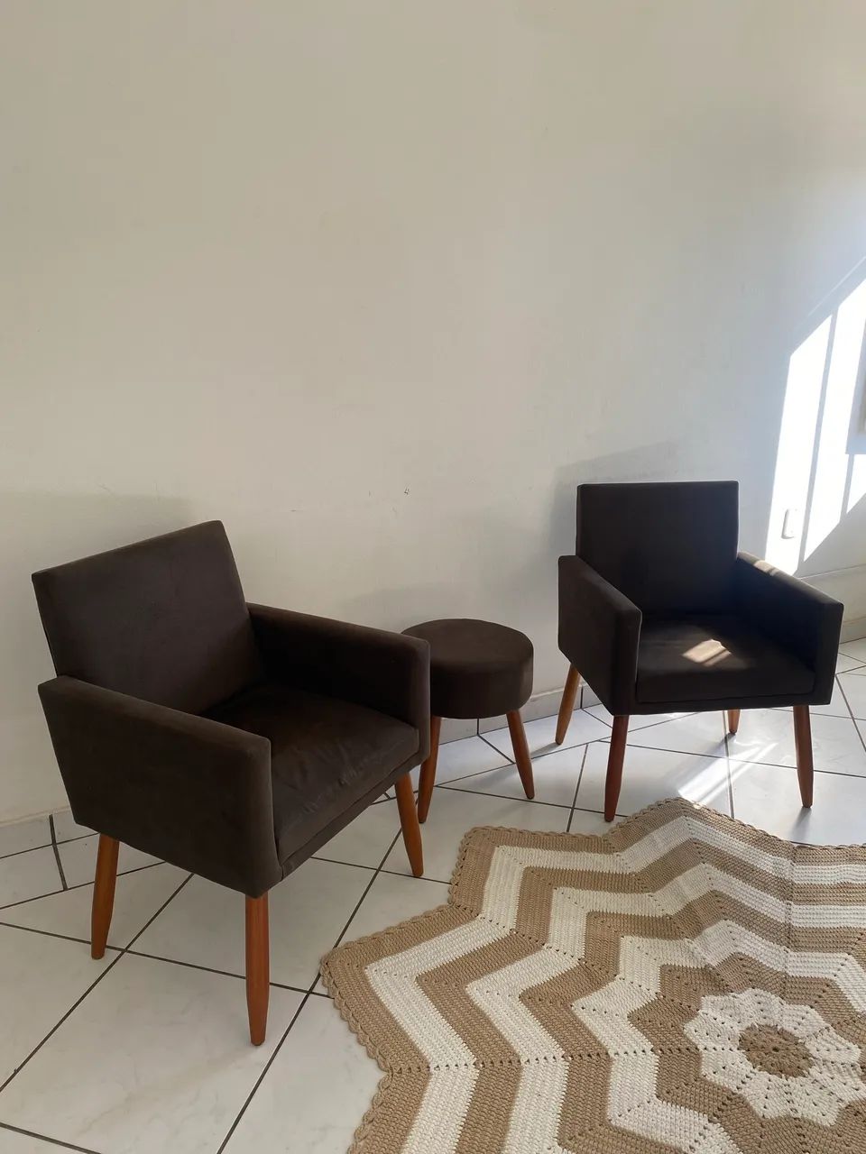 2 Poltronas e Puff Marrom Sala de Estar  - Foto 3