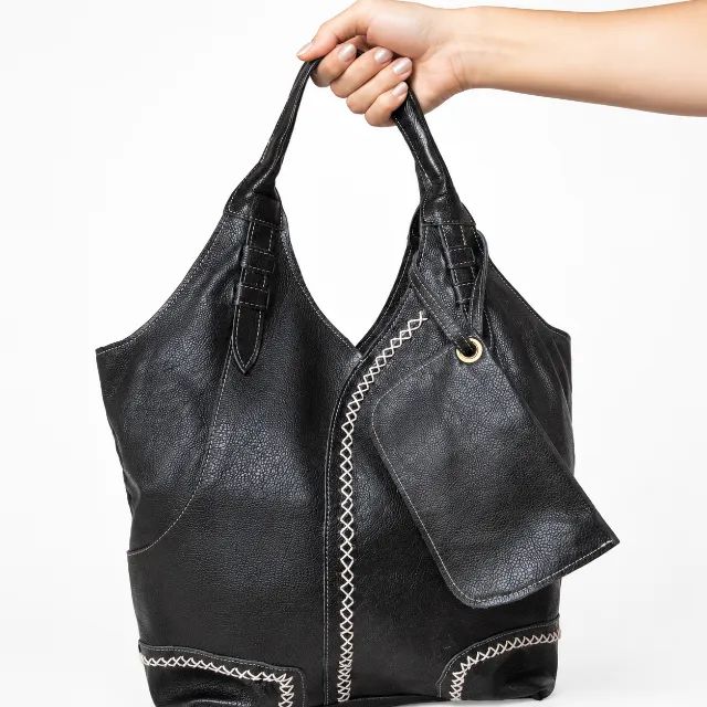 maxi bolsa preta em couro legítimo luxo, praticidade e estilo nova - Foto 2