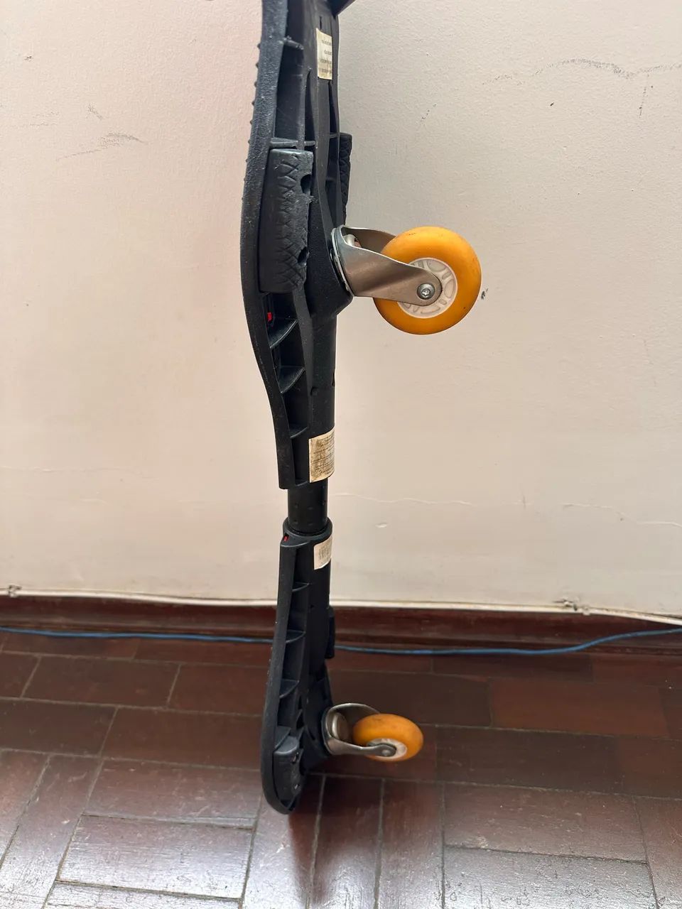 Skate com Duas Rodas Rocking Skateboard Preto e Vermelho - Foto 4