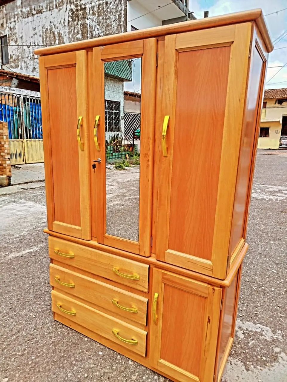 Guarda roupa de solteiro - madeira Tatajuba 3 portas 3 gavetas completo com espelho novo