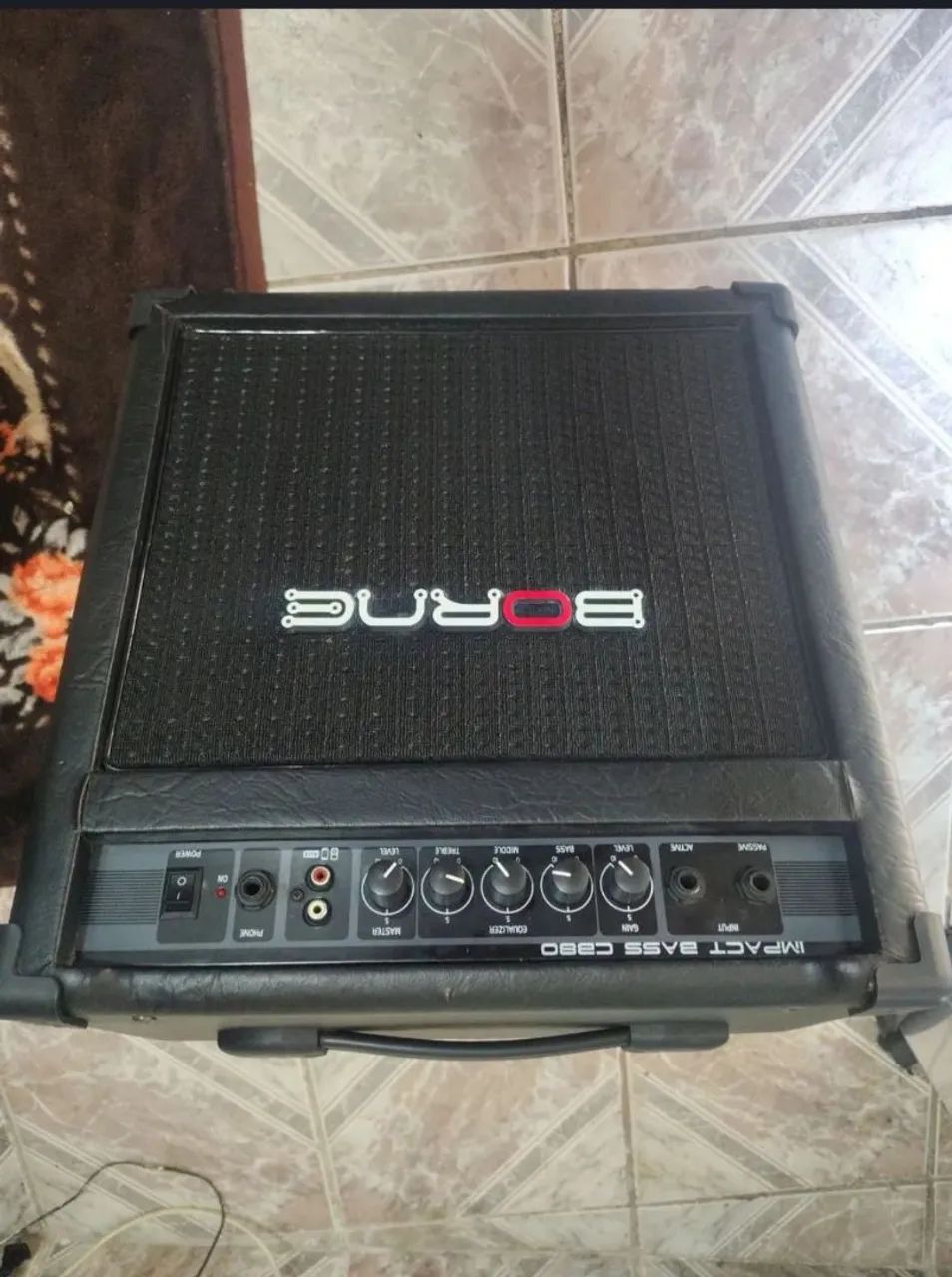Caixa amplificada borne
