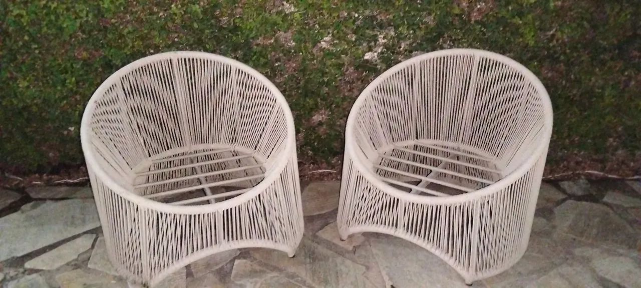 Vendo poltronas com cordas náuticas,elas estão sem os acentos