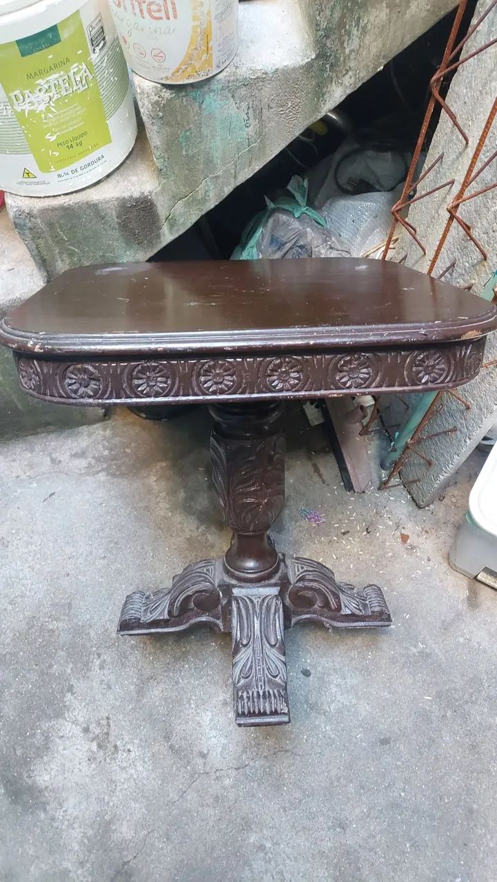 Mesa de canto madeira maciça trabalhada. 