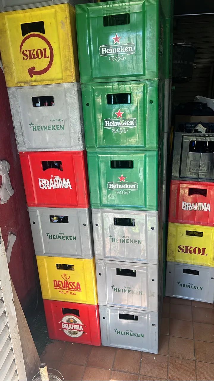 Caixas de cerveja com vasilhames.