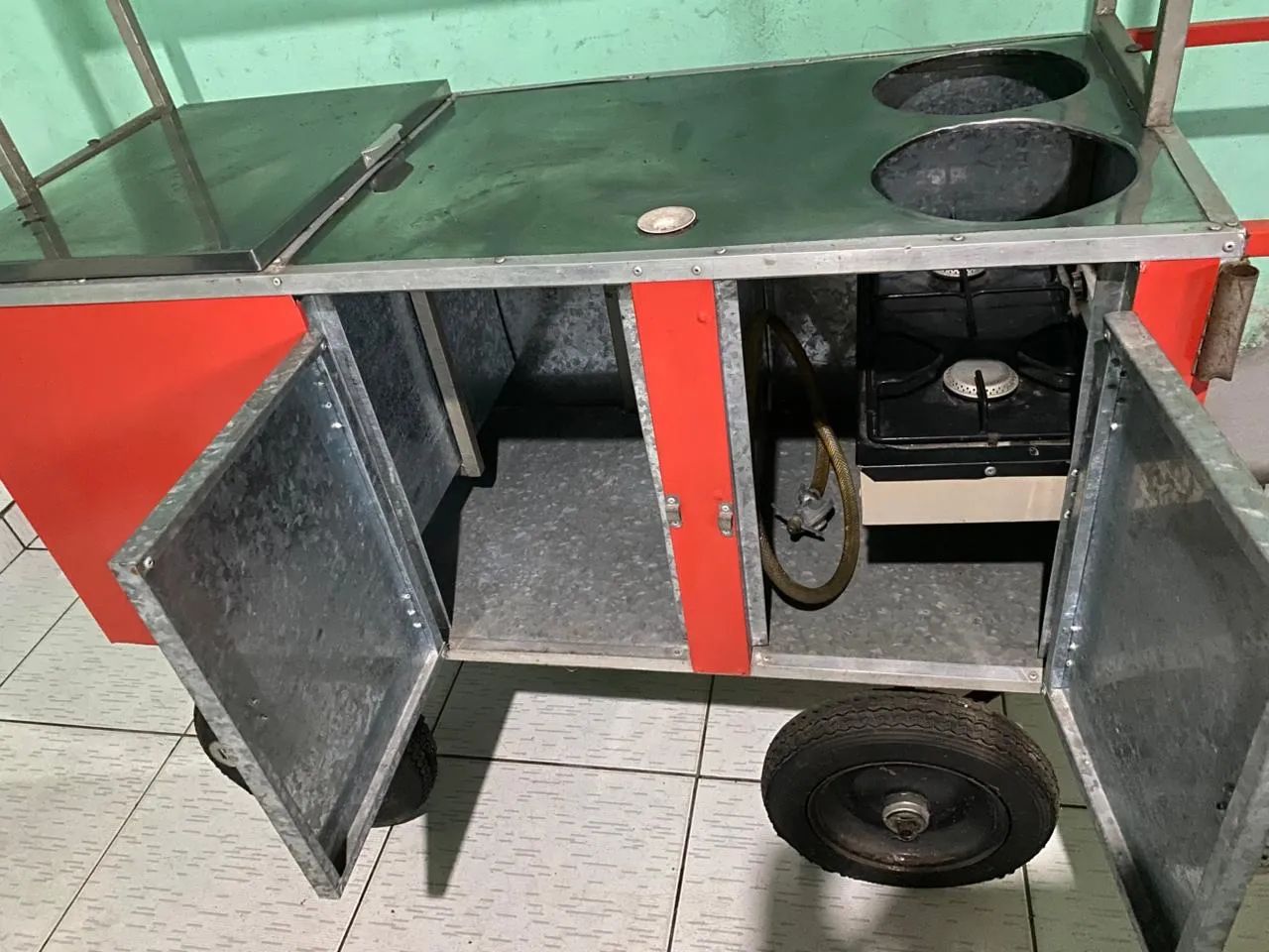 Carrinho de cachorro quente com fogão 