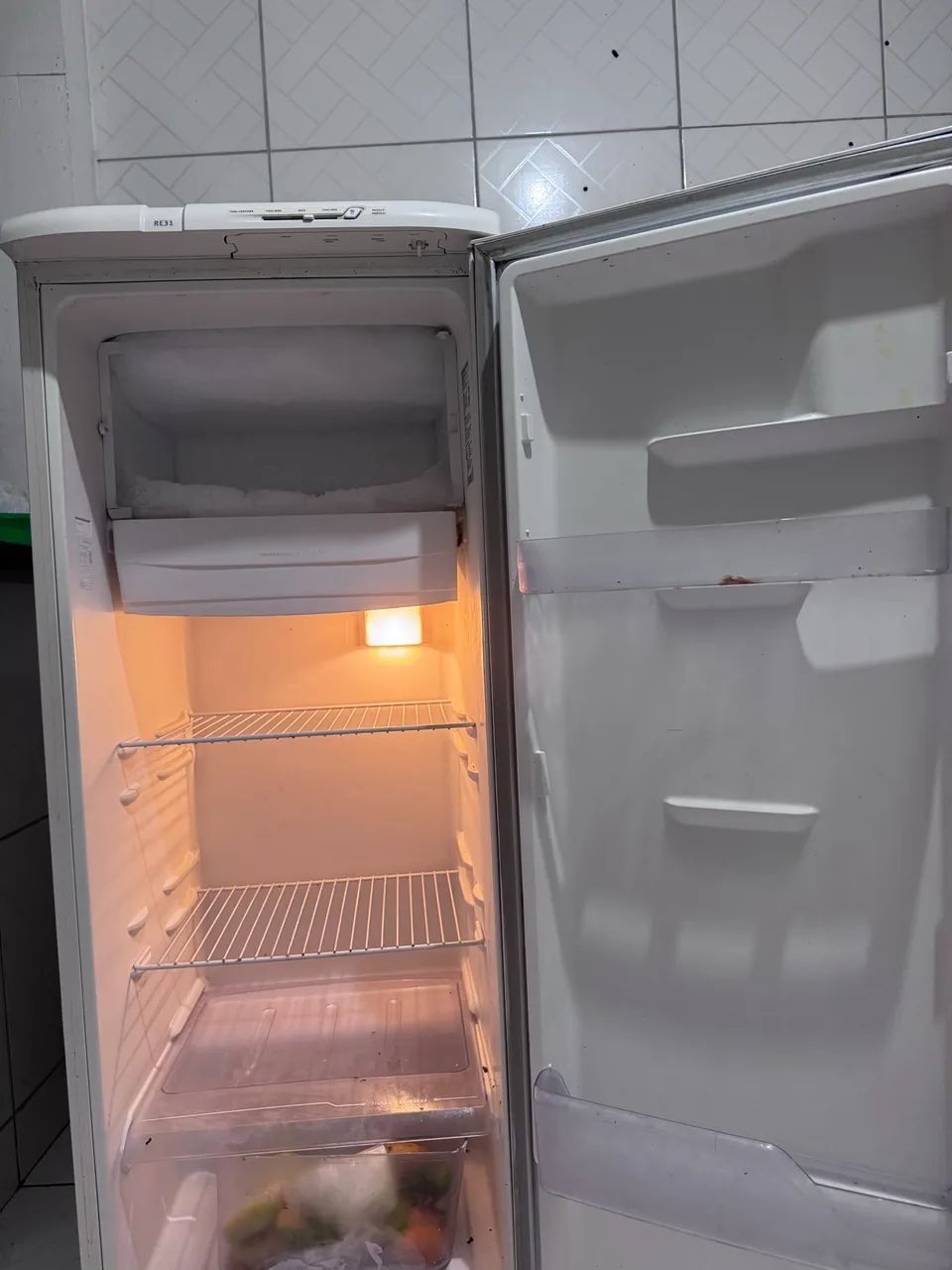 Geladeira eletrolux RE31 degelo - Foto 4